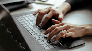 Hand with ring typing - Nexacu